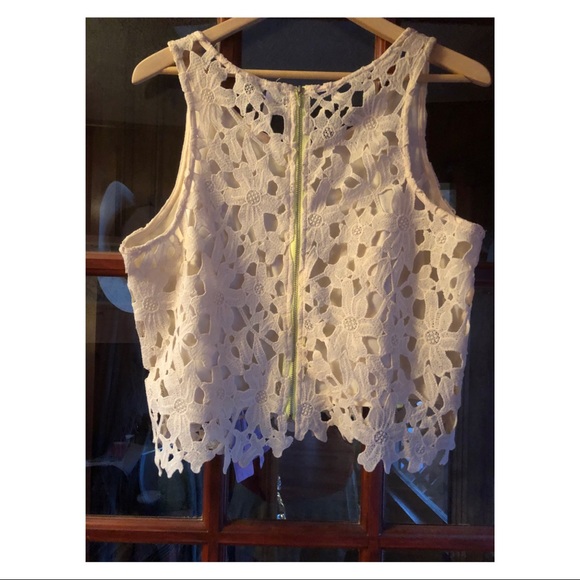 Lace crop top with open back & zipper detail - Picture 2 of 3